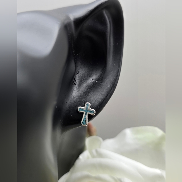 ❤️ BEAUTIFUL CROSS STUD EARRINGS - Picture 4 of 5